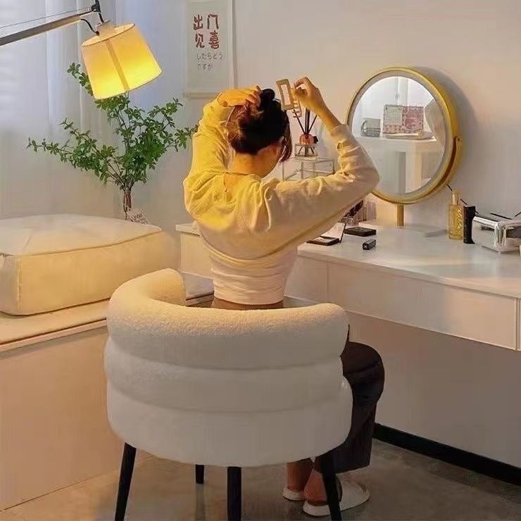 Modern Chair - Cozy Rounded Armchair - Chair Stylish for Living Room - Chair for bedroom - Comfortable chair .
كرسي عصري - كرسي بذراعين دائري مريح - كرسي أنيق لغرفة المعيشة - كرسي لغرفة النوم - كرسي مريح