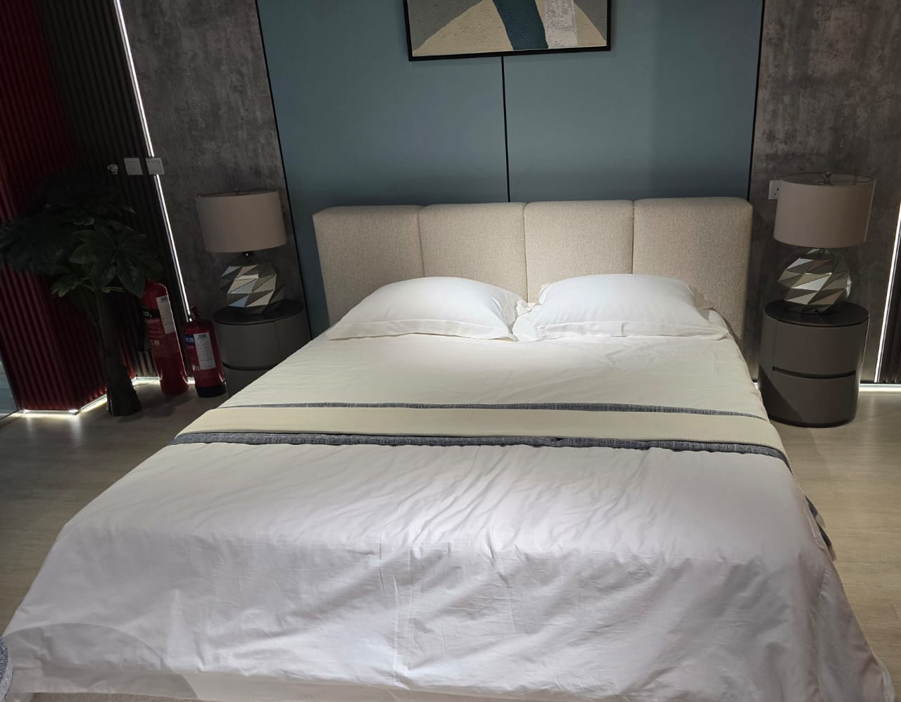 Upholstered bed ; Fabric bed ; Modern bed ; Padded headboard bed ; Minimalist bed design ; Comfortable bed ; Luxury bed ; Contemporary ; bedroom furniture ; Soft fabric bed ; Modern upholstered bed
سرير مبطن؛ سرير من القماش؛ سرير عصري؛ سرير برأس مبطن؛ تصميم سرير بسيط؛ سرير مريح؛ سرير فاخر؛ معاصر؛ أثاث غرفة نوم؛ سرير من القماش الناعم؛ سرير مبطن عصري