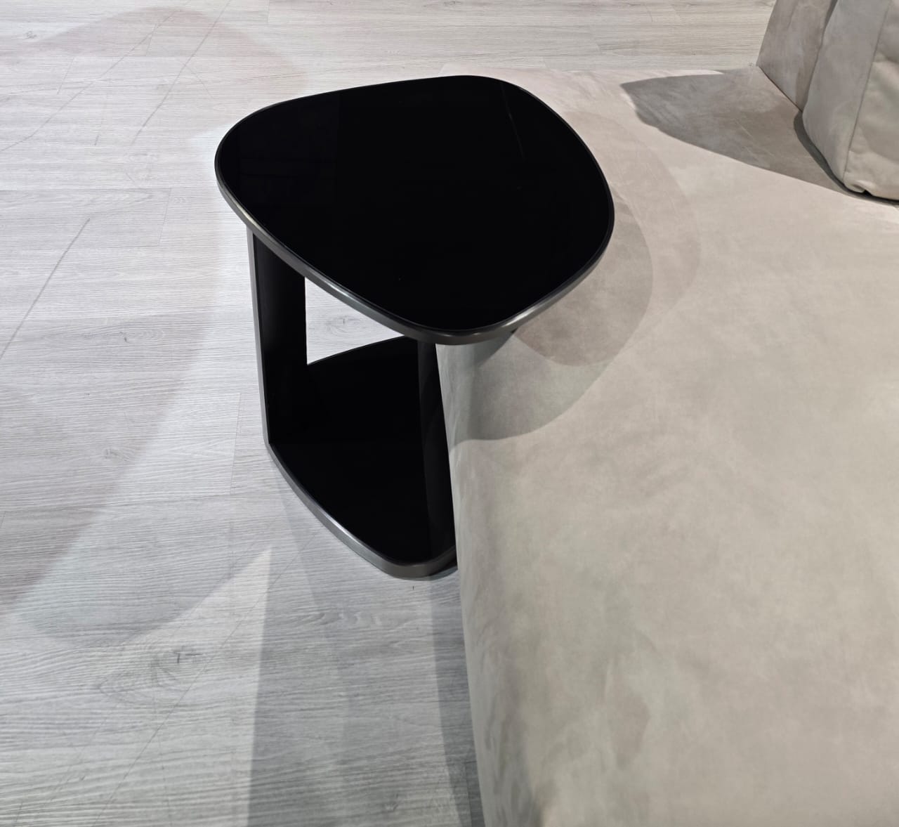 Side table ; black glass table ; stainless steel furniture ; modern side table ; small living room table ; contemporary table design ; durable side table ; luxury furniture ; compact side table ; modern home decor
طاولة جانبية ; طاولة زجاجية سوداء ; أثاث من الفولاذ المقاوم للصدأ ; طاولة جانبية حديثة ; طاولة صغيرة لغرفة المعيشة ; تصميم طاولة معاصر ; طاولة جانبية متينة ; أثاث فاخر ; طاولة جانبية صغيرة ; ديكور منزلي حديث