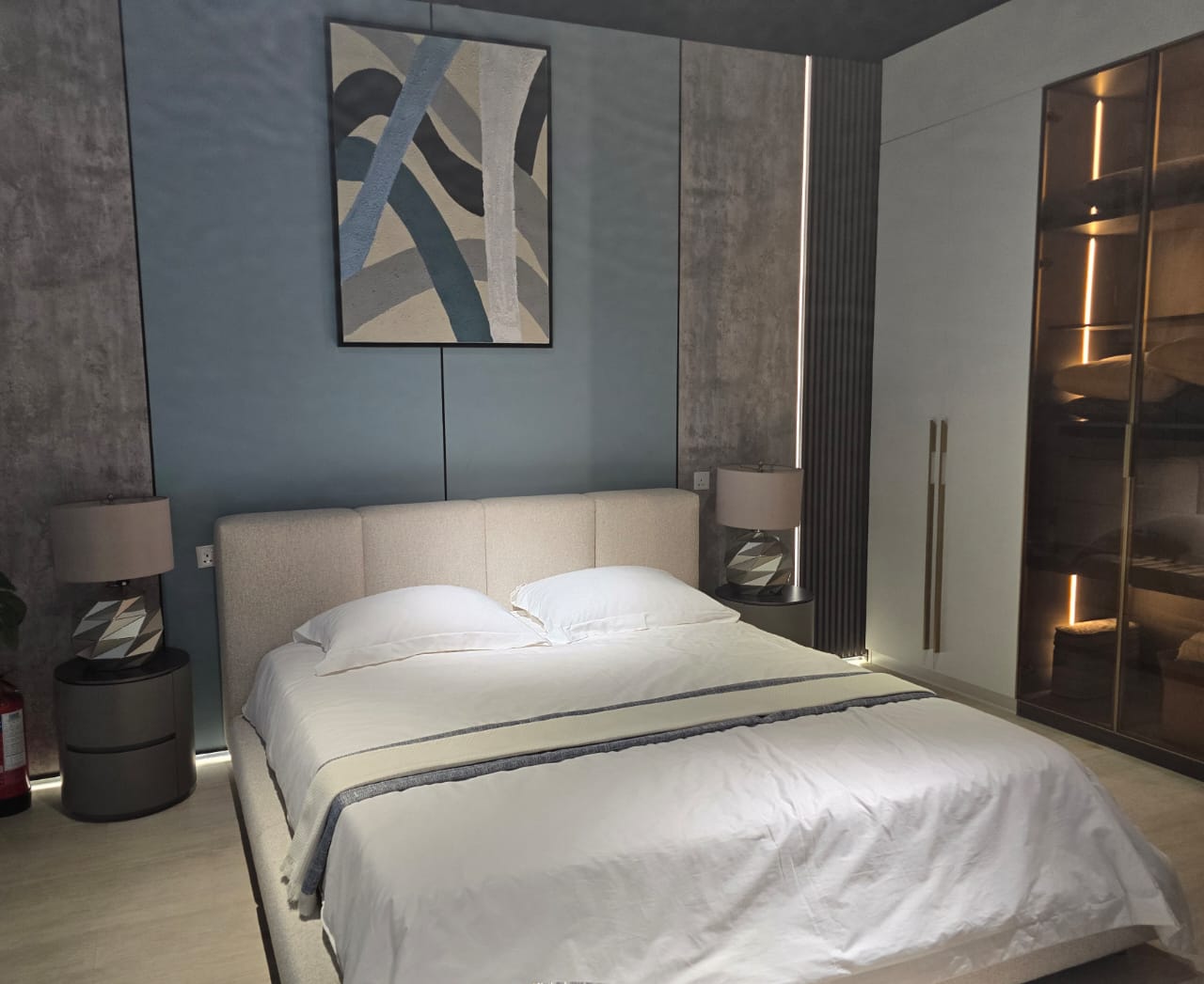 Upholstered bed ; Fabric bed ; Modern bed ; Padded headboard bed ; Minimalist bed design ; Comfortable bed ; Luxury bed ; Contemporary ; bedroom furniture ; Soft fabric bed ; Modern upholstered bed
سرير مبطن؛ سرير من القماش؛ سرير عصري؛ سرير برأس مبطن؛ تصميم سرير بسيط؛ سرير مريح؛ سرير فاخر؛ معاصر؛ أثاث غرفة نوم؛ سرير من القماش الناعم؛ سرير مبطن عصري