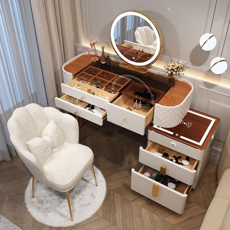 Shop dressing tables with mirrors for a chic and organized space. Ideal for modern interiors. UAE-wide shipping