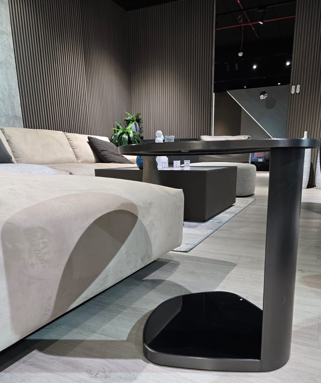 Side table ; black glass table ; stainless steel furniture ; modern side table ; small living room table ; contemporary table design ; durable side table ; luxury furniture ; compact side table ; modern home decor
طاولة جانبية ; طاولة زجاجية سوداء ; أثاث من الفولاذ المقاوم للصدأ ; طاولة جانبية حديثة ; طاولة صغيرة لغرفة المعيشة ; تصميم طاولة معاصر ; طاولة جانبية متينة ; أثاث فاخر ; طاولة جانبية صغيرة ; ديكور منزلي حديث