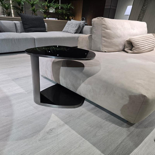 Side table ; black glass table ; stainless steel furniture ; modern side table ; small living room table ; contemporary table design ; durable side table ; luxury furniture ; compact side table ; modern home decor
طاولة جانبية ; طاولة زجاجية سوداء ; أثاث من الفولاذ المقاوم للصدأ ; طاولة جانبية حديثة ; طاولة صغيرة لغرفة المعيشة ; تصميم طاولة معاصر ; طاولة جانبية متينة ; أثاث فاخر ; طاولة جانبية صغيرة ; ديكور منزلي حديث